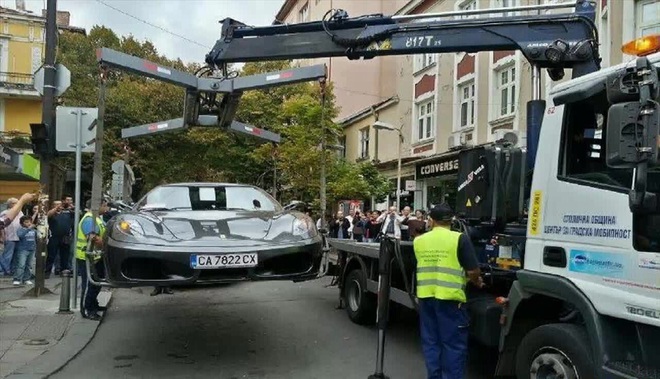 Паяк на Столична община вдига скъп автомобил