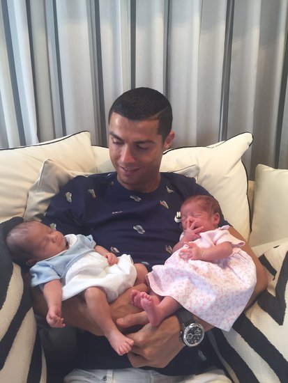 Кристиано Роналдо показа близнаците