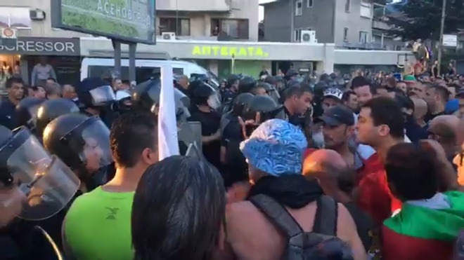 Перата на антиромския протест в Асеновград