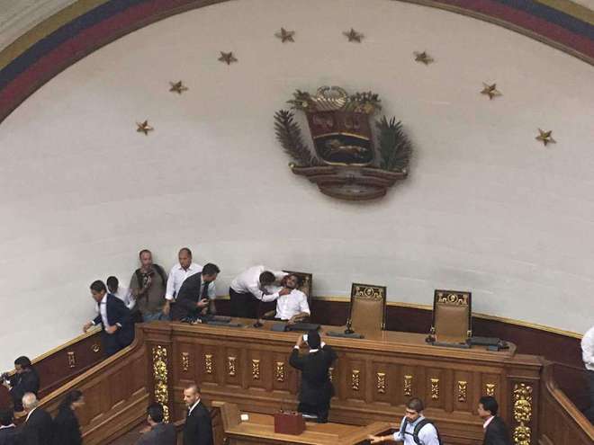 Гневна тълпа нахлу в парламента на Венецуела