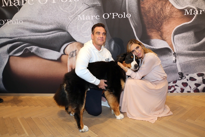 Роби Уилямс с жена си и кучето им Шоубиз