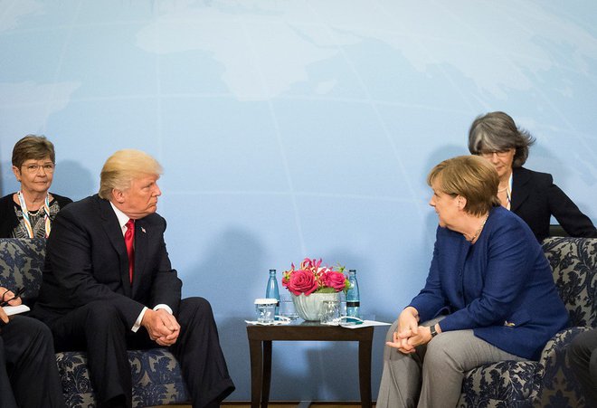 Доналд Тръмп разговаря с Ангела Меркел