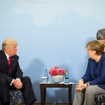 Доналд Тръмп разговаря с Ангела Меркел