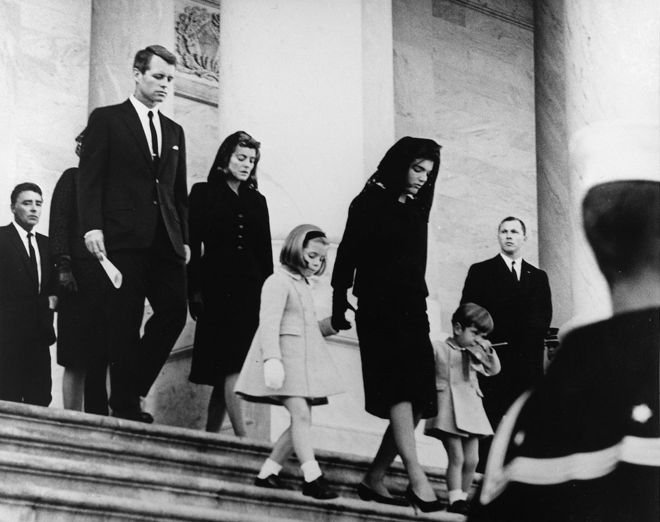 Семейство Кенеди след траурната церемония в Капитола
