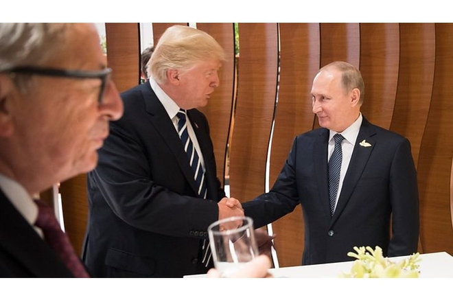 Тръмп се здрависва с Путин за първи път