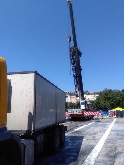 Изгорелият кран, извършващ демонтирането на "1300 години България"