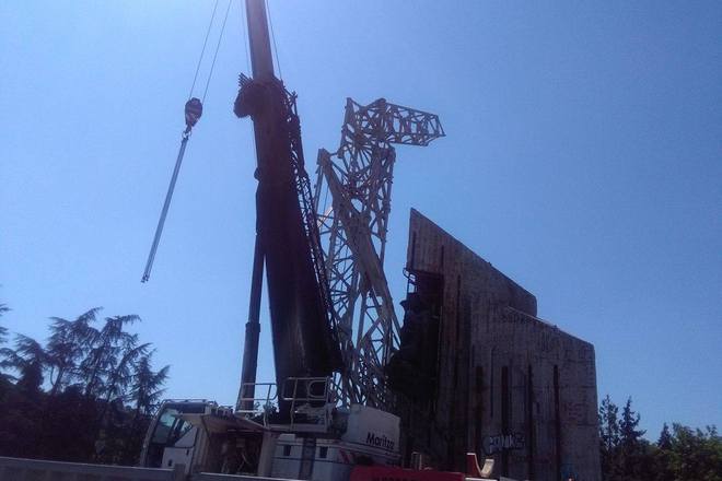 Podpaleniyat kran pri pametnika 1300 godini balgariya