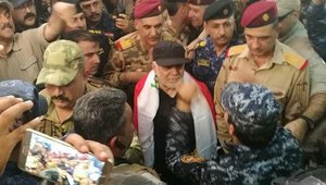 Хайдер ал-Абади поздавява войници за победата в Мосул