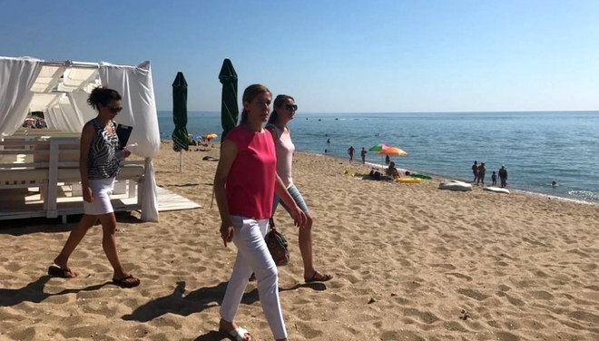 Министър Ангелкова на плажа "Кабакум" край Варна