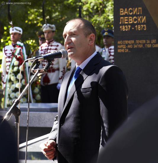 Президентът пред паметник на Левски