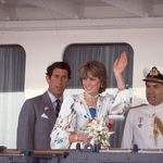 Чарлз и Даяна на кралската яхта "Британия" с член от екипажа