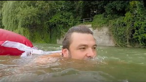 Германец плува всеки ден до работа, за да избегне трафика