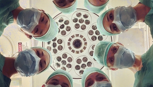 Хирурзи в операционната зала