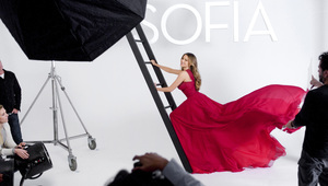 София Вергара снима реклама на парфюм в червена рокля