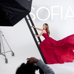 София Вергара снима реклама на парфюм в червена рокля