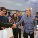 Тим Кук поздравява първите собственици на iPhone 8
