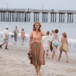 Кейт Уинслет на плажа в "Колело на чудесата"
