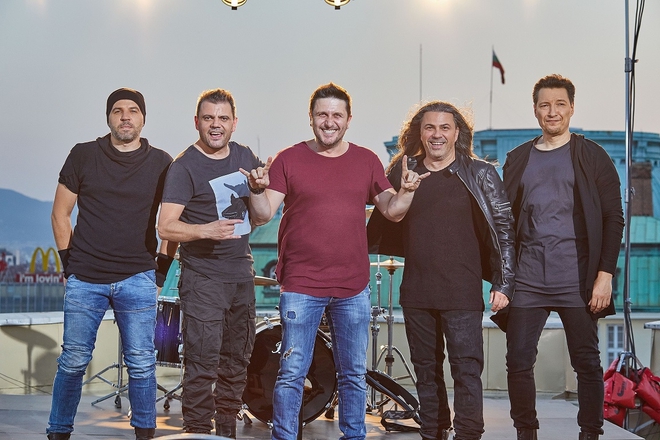 Асен Блатечки с музикантите от "Б.Т.Р."