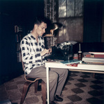 Хю Хефнър пред пишещата машина