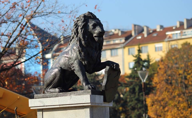 Лъв замени "13 века България"