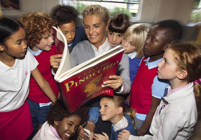 Деца и учителка четат "Пинокио" в реклама на "Бенетон"