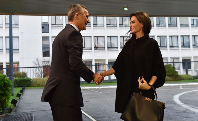 Анджелина Джоли в централата на НАТО