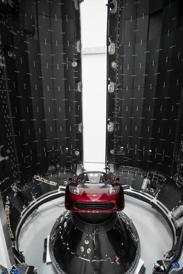 Автомобилът на Илон Мъск в интериора на Falcon Heavy