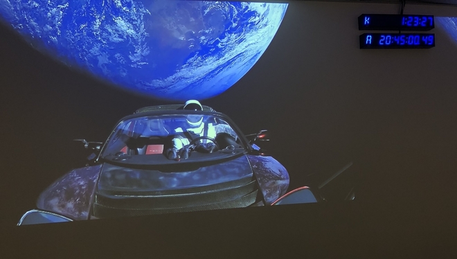 Колата на Илон Мъск в Космоса