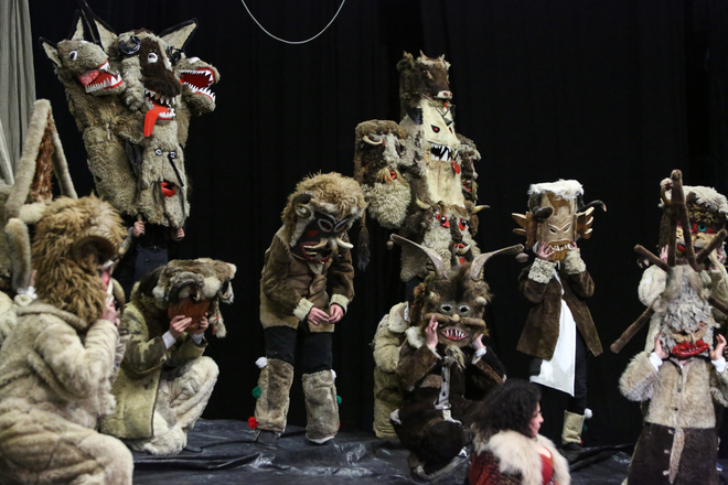 Кукерски маски в операта "Янините девет братя"