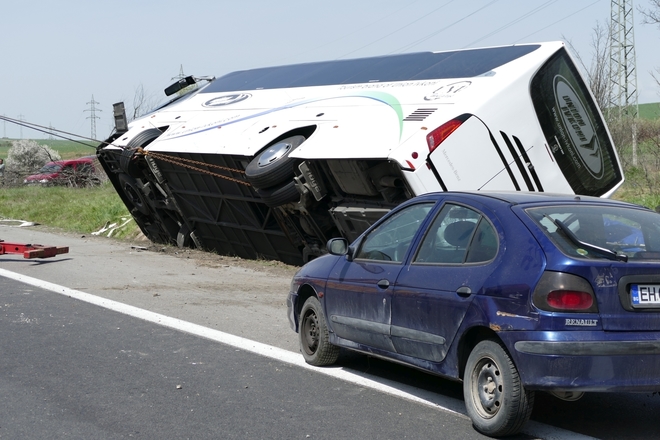 Автобусът и лекият автомобил след катастрофата на АМ "Тракия", 13 април 2018 г.