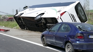 Автобусът и лекият автомобил след катастрофата на АМ "Тракия", 13 април 2018 г.