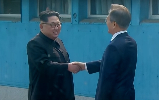 Историческо ръкостискане между двете Кореи