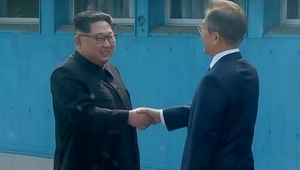 Историческо ръкостискане между двете Кореи