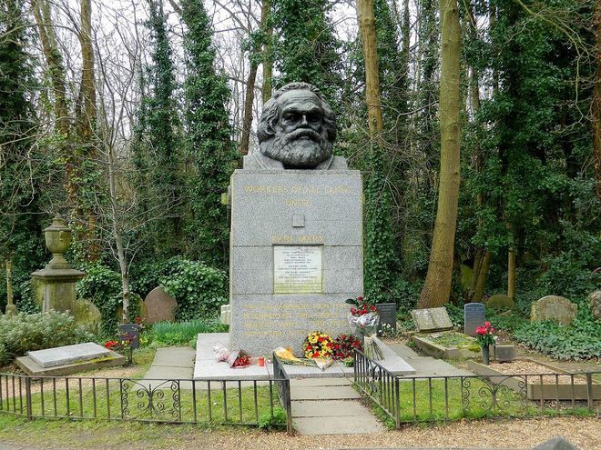 Гробът на Карл Маркс (1818-1883) в Лондон
