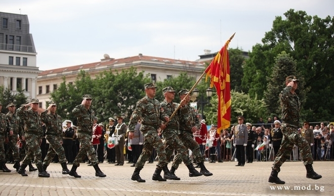 Македонски военни на парада за Гергьовден
