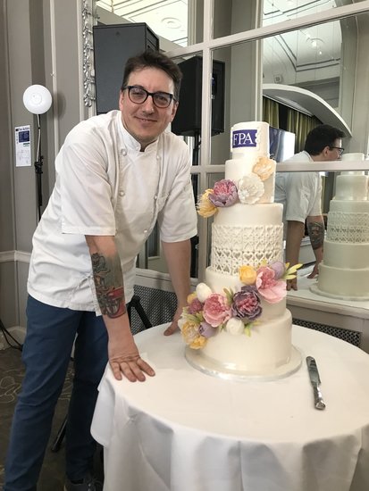 Иван Александров с тортата си за кралската сватба