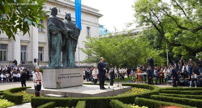 Президентът пред паметника на Кирил и Методий 