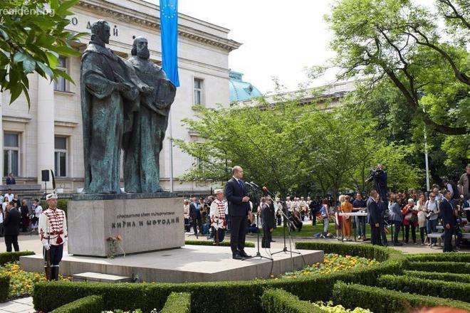 Prezidentat pred pametnika na kiril i metodiy