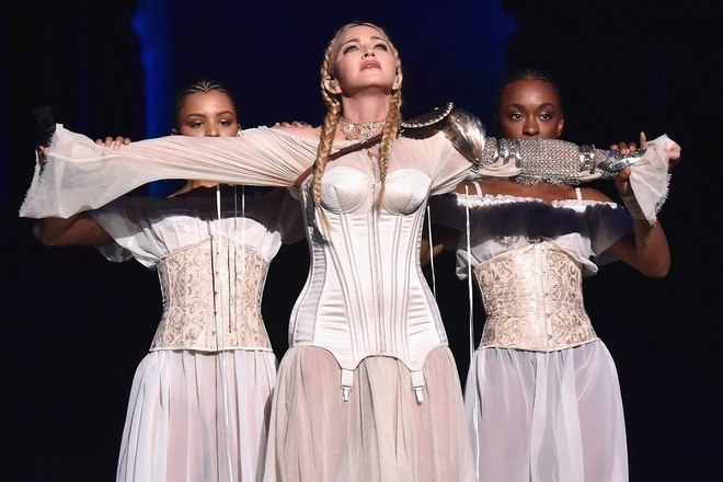 Madona pee na bala v muzeya metropolitan 2018 g