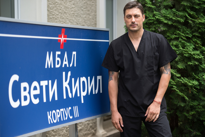 Владо Карамазов влиза в болница "Св. Кирил"