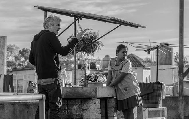 Алфонсо Куарон на снимачната площадка на "Рома"