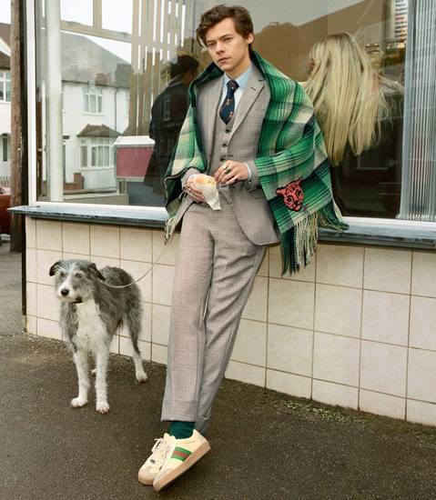 Хари Стайлс с куче и пържени картофки за "Гучи"