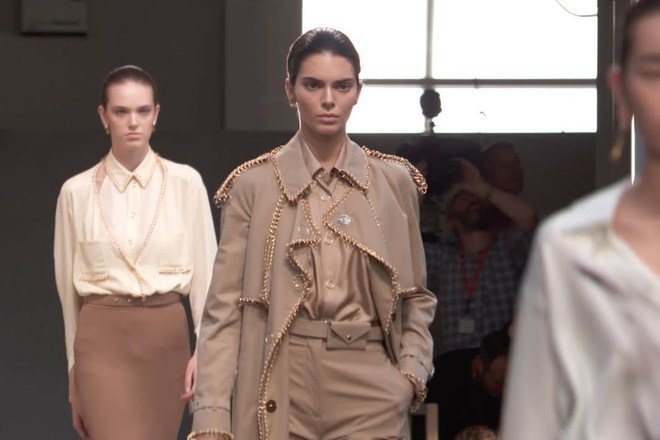 Kendal dzhenar defilira za barbari