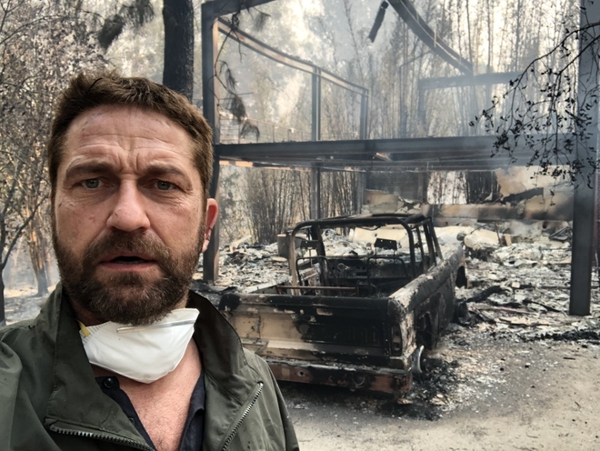 Джералд Бътлър край изгорялата си къща в Малибу