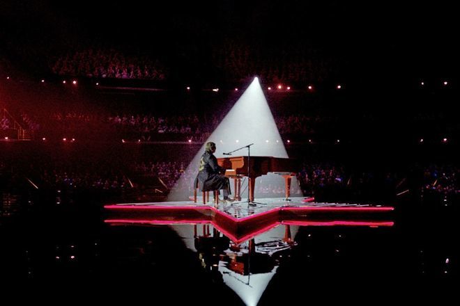 Eltan dzhon v koledna reklama