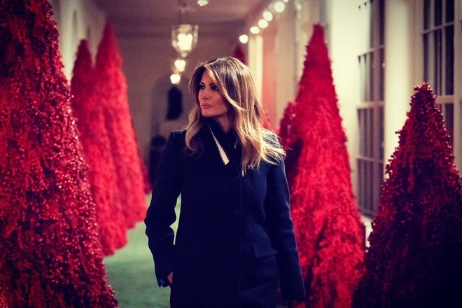 Мелания Тръмп сред червените елхи в Белия дом