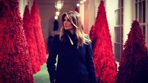 Червените елхи на Мелания Тръмп