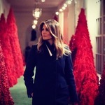 Мелания Тръмп сред червените елхи в Белия дом