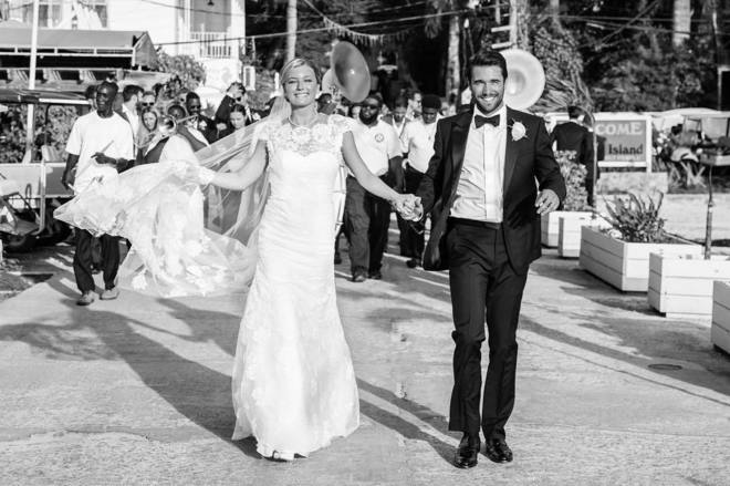 Емили ВанКамп и Джош Боуман като младоженци