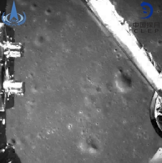 Снимка от Луната преди кацането на "Чанъ 4"